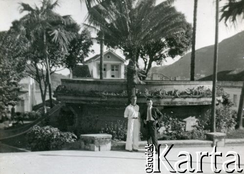 Przed 1939, Ameryka Południowa (?).
Wacław Urbanowicz (z lewej) w trakcie rejsu, po zejściu na ląd.
Fot. NN, kolekcja Wacława Urbanowicza, zbiory Ośrodka KARTA