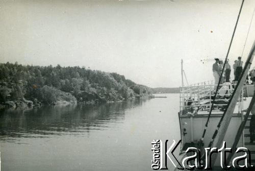 Przed 1939, brak miejsca.
Statek pasażerski płynący w pobliżu lądu.
Fot. NN, kolekcja Wacława Urbanowicza, zbiory Ośrodka KARTA