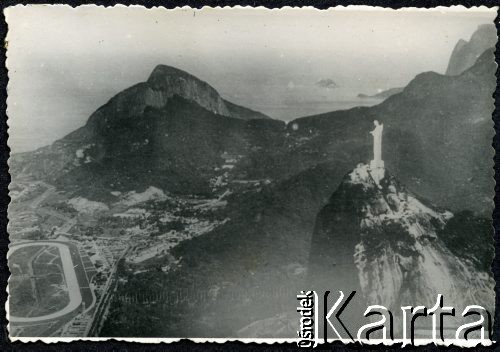 Przed 1939, Rio de Janeiro, Brazylia.
Fragment miasta, widoczne wzgórza, Ocean Atlantycki, z prawej pomnik Chrystusa Odkupiciela na górze Corcovado.
Fot. NN, kolekcja Wacława Urbanowicza, zbiory Ośrodka