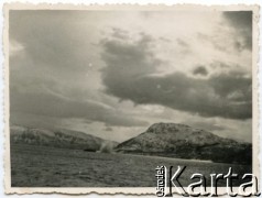 Kwiecień 1940, Westfjord, Norwegia.
Bombardowanie norweskiego tankowca. Fotografia wykonana z pokładu MS 