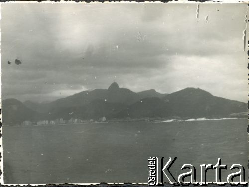 Przed 1939, Brazylia.
Ocean Atlantycki, w oddali widoczny fragment wybrzeża, na nim zabudowania Rio de Janeiro oraz górujący nad miastem pomnik Chrystusa Odkupiciela na górze Corcovado.
Fot. NN, kolekcja Wacława Urbanowicza, zbiory Ośrodka