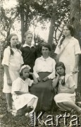 1924, Roś, pow. Wołkowysk, woj. białostockie, Polska.
Aleksandra Urbanowicz z domu Komorowska z dziećmi; stoją od lewej: Aleksandra, Wacław i Janina; na dole od lewej: Adela i Helena.
Fot. NN, kolekcja Wacława Urbanowicza, zbiory Ośrodka KARTA