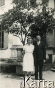 1934, Wilanów koło Warszawy, Polska.
Adolf Urbanowicz z córką Adelą. Urbanowicz pracował u hrabiego Adama Branickiego, właściciela Wilanowa. Był kamerdynerem Branickim oraz przewodnikiem w wilanowskim muzeum.
Fot. NN, kolekcja Wacława Urbanowicza, zbiory Ośrodka KARTA