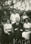 1938, Wilanów koło Warszawy, Polska.
Aleksandra z domu Komorowska i Adolf Urbanowicz z dziećmi. Stoją od lewej: Adela, Wacław i Aleksandra, 1. z prawej siedzi Helena.
Fot. NN, kolekcja Wacława Urbanowicza, zbiory Ośrodka KARTA