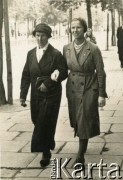 1932, Warszawa, Polska.
Aleksandra Urbanowicz z domu Komorowska z córką Adelą na ulicy.
Fot. NN, kolekcja Wacława Urbanowicza, zbiory Ośrodka KARTA