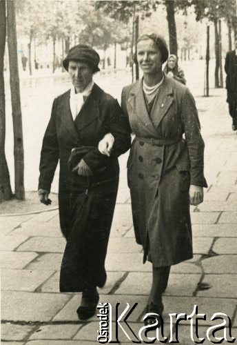 1932, Warszawa, Polska.
Aleksandra Urbanowicz z domu Komorowska z córką Adelą na ulicy.
Fot. NN, kolekcja Wacława Urbanowicza, zbiory Ośrodka KARTA