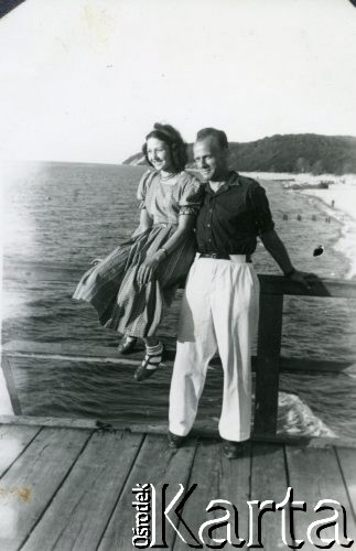 1948, Gdynia, Polska.
Wacław Urbanowicz w towarzystwie kobiety.
Fot. NN, kolekcja Wacława Urbanowicza, zbiory Ośrodka KARTA