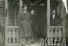 1949, Wilanów koło Warszawy, Polska.
Wacław Urbanowicz w towarzystwie sióstr: Heleny (1. z prawej) i Aleksandry.
Fot. NN, kolekcja Wacława Urbanowicza, zbiory Ośrodka KARTA