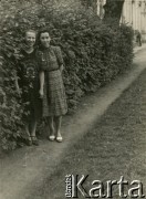 Prawdopodobnie 1939, Wilanów koło Warszawy, Polska.
Adela, siostra Wacława Urbanowicza z przyjaciółką.
Fot. NN, kolekcja Wacława Urbanowicza, zbiory Ośrodka KARTA