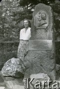 1955, Duszniki-Zdrój, Polska.
Adela, siostra Wacława Urbanowicza przy tablicy z płaskorzeźbą popiersia Fryderyka Chopina.
Fot. NN, kolekcja Wacława Urbanowicza, zbiory Ośrodka KARTA