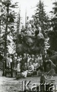 1955, Góry Stołowe, Polska.
Grupa osób podczas wycieczki.
Fot. NN, kolekcja Wacława Urbanowicza, zbiory Ośrodka KARTA