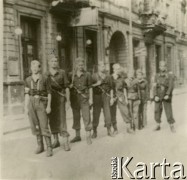 Sierpień 1944, Warszawa, Polska.
Powstanie Warszawskie, na zdjęciu grupa powstańców.
Fot. NN, kolekcja Wacława Urbanowicza, zbiory Ośrodka KARTA