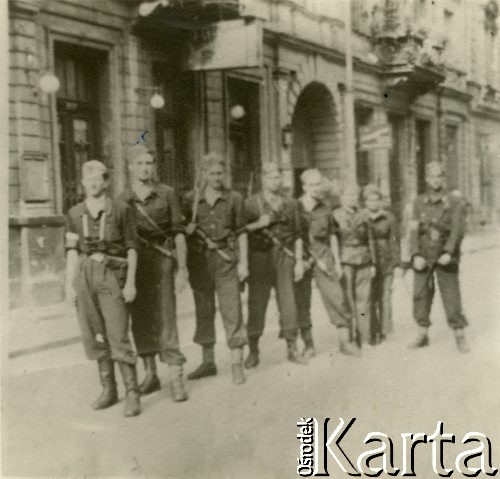 Sierpień 1944, Warszawa, Polska.
Powstanie Warszawskie, na zdjęciu grupa powstańców.
Fot. NN, kolekcja Wacława Urbanowicza, zbiory Ośrodka KARTA