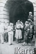 Sierpień 1944, Warszawa, Polska.
Powstanie Warszawskie, na zdjęciu m.in. powstańcy.
Fot. NN, kolekcja Wacława Urbanowicza, zbiory Ośrodka KARTA