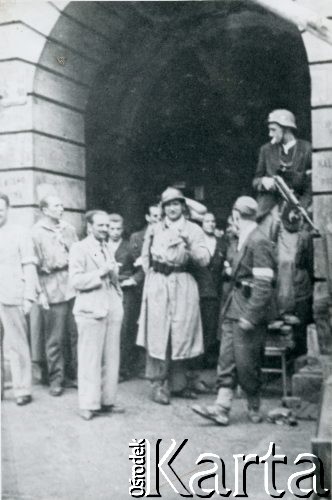 Sierpień 1944, Warszawa, Polska.
Powstanie Warszawskie, na zdjęciu m.in. powstańcy.
Fot. NN, kolekcja Wacława Urbanowicza, zbiory Ośrodka KARTA