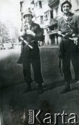 Sierpień 1944, Warszawa, Polska.
Dwaj uczestnicy Powstania Warszawskiego.
Fot. NN, kolekcja Wacława Urbanowicza, zbiory Ośrodka KARTA