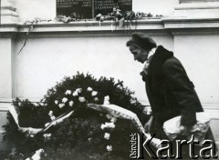 1.08.1974, Warszawa-Wilanów, Polska.
Adela, siostra Wacława Urbanowicza przy tablicy pamiątkowej poświęconej żołnierzom Armii Krajowej V Rejonu 