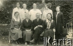 Lata 20., Wilanów koło Warszawy, Polska.
Pracownicy rodziny Branickich, właścicieli Wilanowa. 2. z prawej siedzi Adolf Urbanowicz, obok niego córka Janina, 1. z prawej stoi córka Aleksandra.
Fot. NN, kolekcja Wacława Urbanowicza, zbiory Ośrodka KARTA