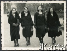Lata 30., Warszawa, Polska.
Kobiety w Parku Ujazdowskim, 1. z prawej Adela Urbanowicz, siostra Wacława Urbanowicza.
Fot. NN, kolekcja Wacława Urbanowicza, zbiory Ośrodka KARTA