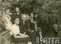 1938, Wilanów koło Warszawy, Polska.
Członkowie rodziny Urbanowiczów: Aleksandra z domu Komorowska i Adolf Urbanowicz w towarzystwie m.in. córek: Heleny (1. z lewej na dole), Aleksandry oraz Adeli (1. i 2. powyżej).
Fot. NN, kolekcja Wacława Urbanowicza, zbiory Ośrodka KARTA