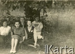1939, Wilanów koło Warszawy, Polska.
Kobiety w ogrodzie, na zdjęciu m.in. siostry Wacława Urbanowicza: Helena (1. z lewej), Adela i Aleksandra (z tyłu).
Fot. NN, kolekcja Wacława Urbanowicza, zbiory Ośrodka KARTA