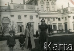 Lata 30., Wilanów koło Warszawy, Polska.
Kobiety i dzieci na tle pałacu, 2. z prawej stoi Adela, siostra Wacława Urbanowicza.
Fot. NN, kolekcja Wacława Urbanowicza, zbiory Ośrodka KARTA