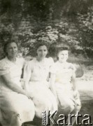 1939-1945, Wilanów koło Warszawy, Polska.
Siostry Wacława Urbanowicza w parku; siedzą od lewej: Adela, Aleksandra i Helena.
Fot. NN, kolekcja Wacława Urbanowicza, zbiory Ośrodka KARTA