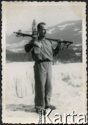 1947, Karpacz, Polska.
Wacław Urbanowicz z nartami.
Fot. NN, kolekcja Wacława Urbanowicza, zbiory Ośrodka KARTA