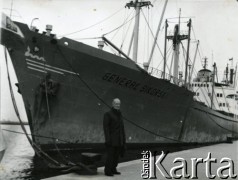 1970, Gdynia, Polska.
Wacław Urbanowicz przy statku 