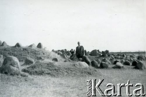 Lata 50./lata 60., Lindholm Hoje koło Aalbogru, Dania.
Wacław Urbanowicz na cmentarzu Wikingów.
Fot. NN, kolekcja Wacława Urbanowicza, zbiory Ośrodka KARTA 
