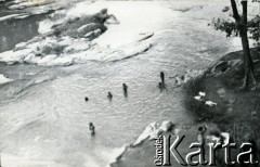 Koniec lat 50. - początek lat 70, Cejlon.
Dzieci kąpiące się w rzece.
Fot. NN, kolekcja Wacława Urbanowicza, zbiory Ośrodka KARTA