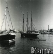 Prawdopodobnie po 1965, Australia.
Statki w porcie.
Fot. NN, kolekcja Wacława Urbanowicza, zbiory Ośrodka KARTA