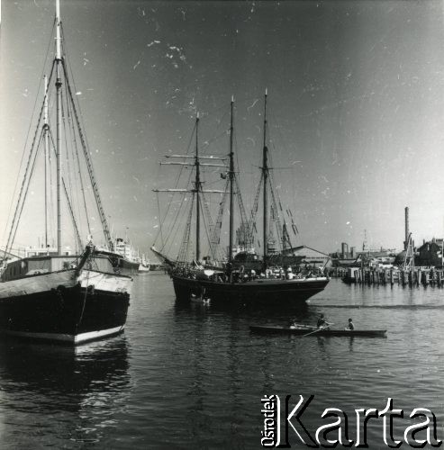 Prawdopodobnie po 1965, Australia.
Statki w porcie.
Fot. NN, kolekcja Wacława Urbanowicza, zbiory Ośrodka KARTA