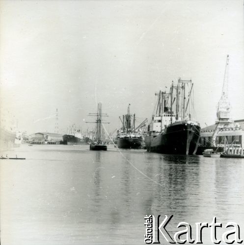 Prawdopodobnie po 1965, Australia.
Statki w porcie.
Fot. NN, kolekcja Wacława Urbanowicza, zbiory Ośrodka KARTA