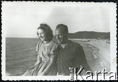 1948, Gdynia, Polska.
Wacław Urbanowicz w towarzystwie kobiety.
Fot. NN, kolekcja Wacława Urbanowicza, zbiory Ośrodka KARTA