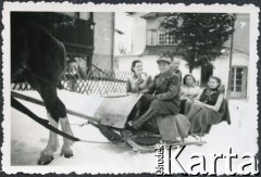 Lata 40. lub lata 50., Polska
Grupa osób na saniach zaprzężonych w konia. W środku siedzi prawdopodobnie Wacław Urbanowicz.
Fot. NN, kolekcja Wacława Urbanowicza, zbiory Ośrodka KARTA