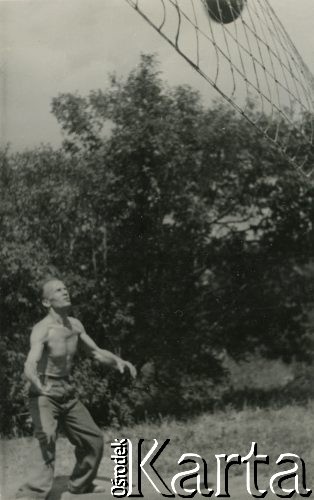 Lipiec 1952, Warszawa, POlska.
Wacław Urbanowicz podczas gry w piłkę siatkową.
Fot. NN, kolekcja Wacława Urbanowicza, zbiory Ośrodka KARTA