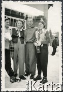 Lata 40. lub lata 50., prawdopodobnie Zakopane, Polska.
Wacław Urbanowicz w towarzystwie trzech kobiet.
Fot. NN, kolekcja Wacława Urbanowicza, zbiory Ośrodka KARTA