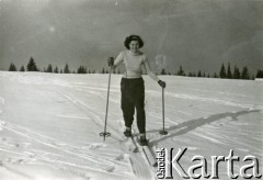 Lata 40. lub lata 50., Zakopane, Polska.
Kobieta jadąca na nartach.
Fot. NN, kolekcja Wacława Urbanowicza, zbiory Ośrodka KARTA