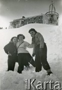 Lata 40. lub lata 50., Zakopane, Polska.
Kobiety na Kasprowym Wierchu, na górze budynek obserwatorium meteorologicznego.
Fot. NN, kolekcja Wacława Urbanowicza, zbiory Ośrodka KARTA