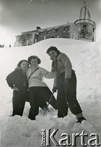 Lata 40. lub lata 50., Zakopane, Polska.
Kobiety na Kasprowym Wierchu, na górze budynek obserwatorium meteorologicznego.
Fot. NN, kolekcja Wacława Urbanowicza, zbiory Ośrodka KARTA