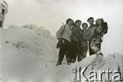 Lata 40. lub lata 50., Zakopane, Polska.
Grupa osób na Kasprowym Wierchu, z lewej fragment budynku obserwatorium meteorologicznego.
Fot. NN, kolekcja Wacława Urbanowicza, zbiory Ośrodka KARTA