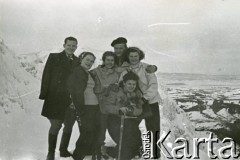 Lata 40. lub lata 50., Zakopane, Polska.
Grupa osób w Tatrach.
Fot. NN, kolekcja Wacława Urbanowicza, zbiory Ośrodka KARTA