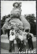 Czerwiec 1973, Szanghaj, Chiny.
Członkowie załogi polskiego statku przy posągu, 3. z prawej Wacław Urbanowicz.
Fot. NN, kolekcja Wacława Urbanowicza, zbiory Ośrodka KARTA