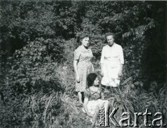 Lipiec 1969, Warszawa, Polska.
Siostry Wacława Urbanowicza: Helena (siedzi), Aleksandra (stoi z lewej) i Adela.
Fot. NN, kolekcja Wacława Urbanowicza, zbiory Ośrodka KARTA