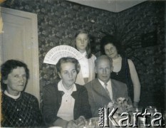 20.12.1970, Warszawa, Polska.
Wacław Urbanowicz z członkami rodziny. 1. z lewej siedzi jego siostra Aleksandra, 1. z prawej stoi Helena.
Fot. NN, kolekcja Wacława Urbanowicza, zbiory Ośrodka KARTA