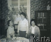 24.12.1970, Warszawa, Polska.
Wigilia Bożego Narodzenia, siostry Wacława Urbanowicza (od lewej): Adela, Aleksandra i Helena.
Fot. NN, kolekcja Wacława Urbanowicza, zbiory Ośrodka KARTA