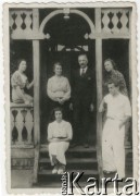 1938, Wilanów koło Warszawy, Polska.
Aleksandra z domu Komorowska i Adolf Urbanowicz (stoją w środku) na ganku domu z dziećmi. Z lewej siedzi Aleksandra, z prawej Adela, stoi Wacław, na dole Helena.
Fot. NN, kolekcja Wacława Urbanowicza, zbiory Ośrodka KARTA