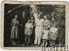 Lata 40., Wilanów koło Warszawy, Polska.
W środku stoi Wacław Urbanowicz, 1. z lewej jego siostra Helena, 2. z prawej siostra Adela.
Fot. NN, kolekcja Wacława Urbanowicza, zbiory Ośrodka KARTA
