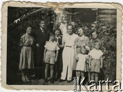 Lata 40., Wilanów koło Warszawy, Polska.
W środku stoi Wacław Urbanowicz, 1. z lewej jego siostra Helena, 2. z prawej siostra Adela.
Fot. NN, kolekcja Wacława Urbanowicza, zbiory Ośrodka KARTA